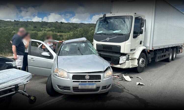 Idosa de 72 anos morre após grave acidente entre carro e caminhão na BR-116, em Nova Itarana