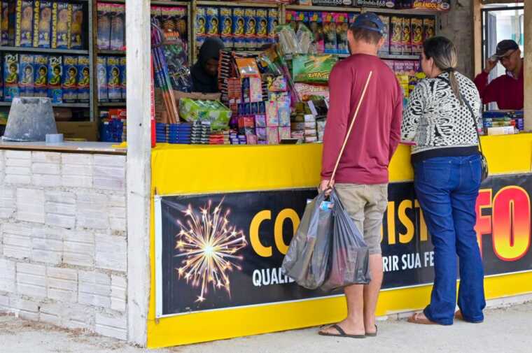 Defesa Civil promove seminário obrigatório de orientação para vendedores de fogos de artifício.